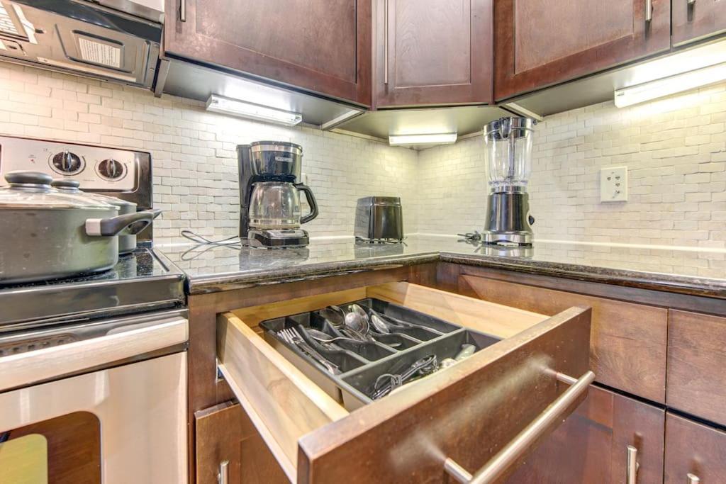 Apartmán Chic 1Br Near Nrg With Pool Wifi Freeparking Houston Exteriér fotografie
